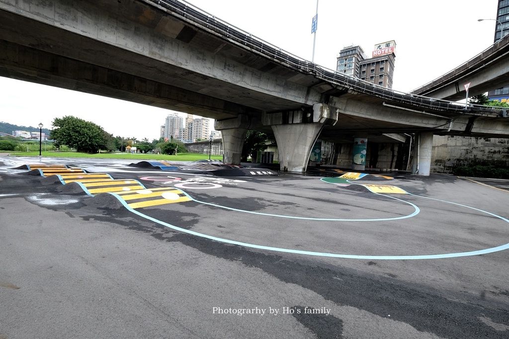 【新北親子公園】微樂山丘自行車躍動場～橋下單車秘境！兒童單車、Pushbike練習場，親子騎腳踏車一日遊景點2.JPG