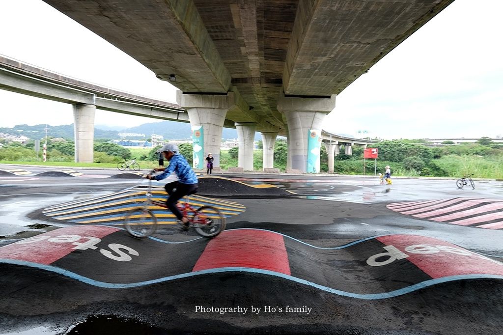 【新北親子公園】微樂山丘自行車躍動場～橋下單車秘境！兒童單車、Pushbike練習場，親子騎腳踏車一日遊景點19.JPG