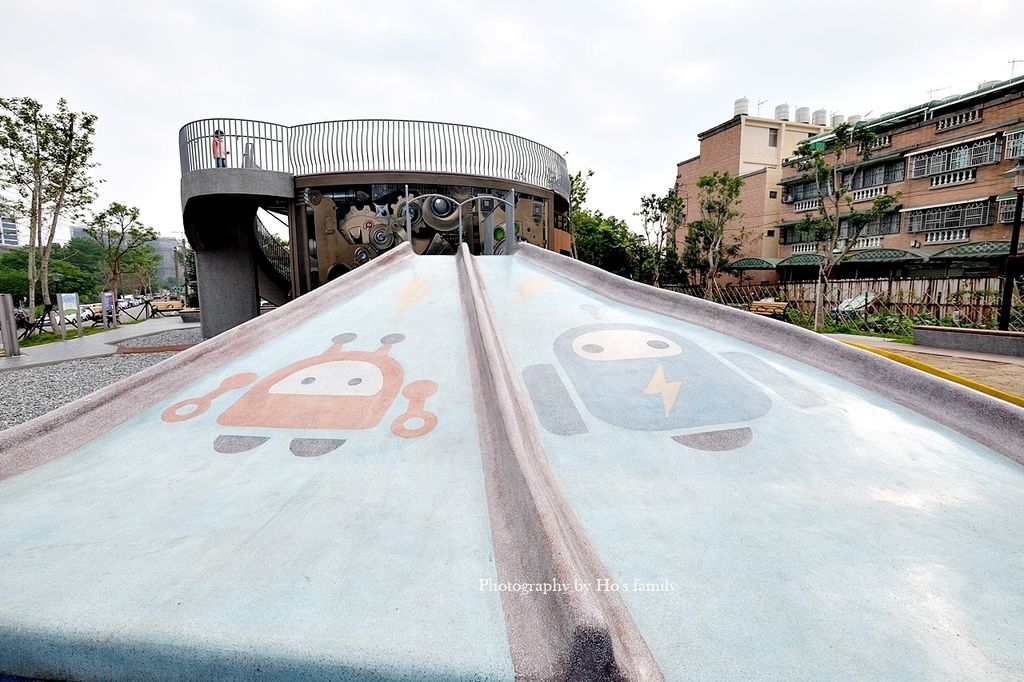 【新北鶯歌親子景點】鳳鳴公兒二公園～機器人遊戲場ROBOT CITY機器人城市主題磨石溜滑梯、攀岩、沙坑15.JPG