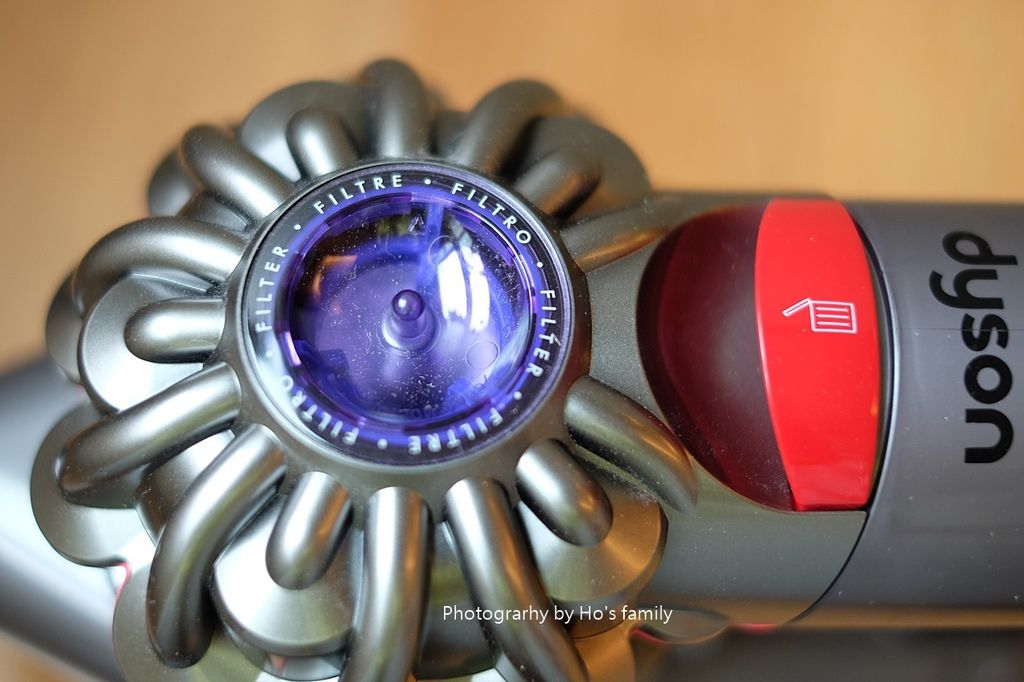 【吸塵器推薦】Dyson V8 Slim無線吸塵器～媽媽、小資族首選！輕巧手持輕鬆吸高處、適用木地板、6大吸頭轉換居家清潔無死角36.JPG