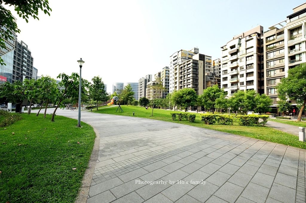 【內湖親子公園】明美公園～共融遊戲場首見星球溜滑梯！沙坑玩沙、攀爬架、磨石溜滑梯1.JPG