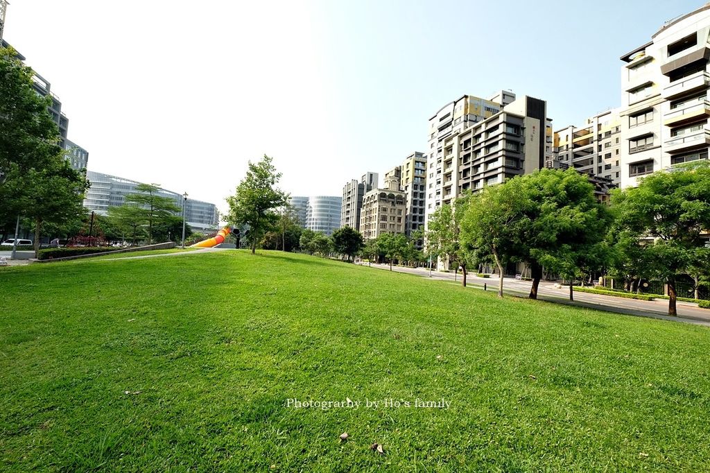 【內湖親子公園】明美公園～共融遊戲場首見星球溜滑梯！沙坑玩沙、攀爬架、磨石溜滑梯3.JPG