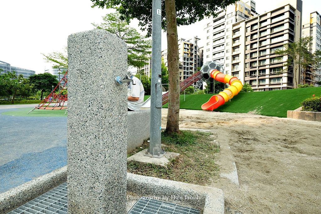 【內湖親子公園】明美公園～共融遊戲場首見星球溜滑梯！沙坑玩沙、攀爬架、磨石溜滑梯6.JPG