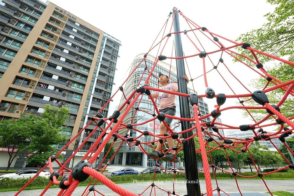 【內湖親子公園】明美公園～共融遊戲場首見星球溜滑梯！沙坑玩沙、攀爬架、磨石溜滑梯20.JPG