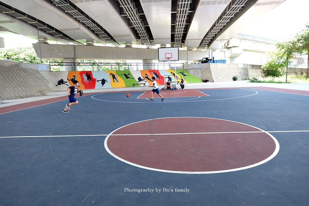 【台北士林親子公園】日光水岸廣場～玩遊戲場不怕曬！橋下特色公園共融遊具、沙坑玩沙、籃球場，運動騎單車4.JPG