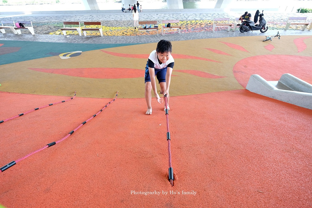 【台北士林親子公園】日光水岸廣場～玩遊戲場不怕曬！橋下特色公園共融遊具、沙坑玩沙、籃球場，運動騎單車18.JPG