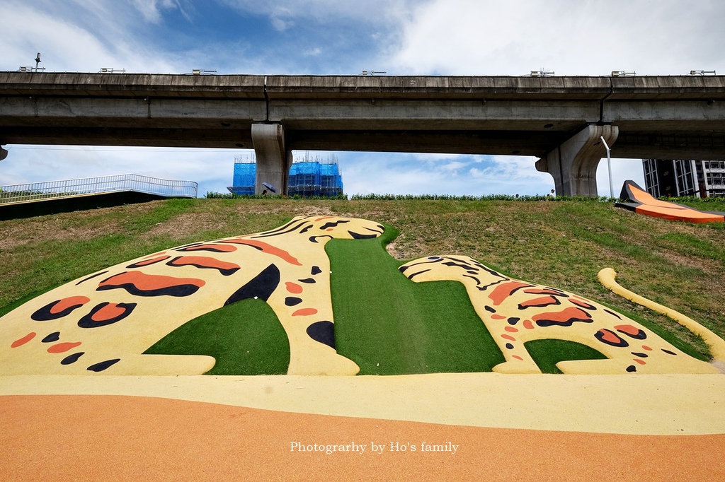 【新北大都會公園(熊猴森樂園)】大台北都會公園幸運草地景溜滑梯、瀑布滑草場、堤坡滑梯樂園、停車及交通12.JPG