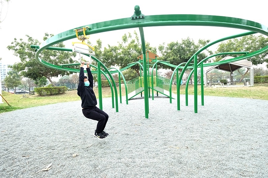 高雄特色公園》岡山河堤公園共融遊戲場22.JPG