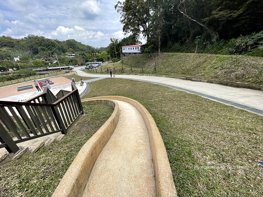 新竹合興車站》小火車出發！夢幻傘海、特色公園遊戲場溜滑梯22.JPG