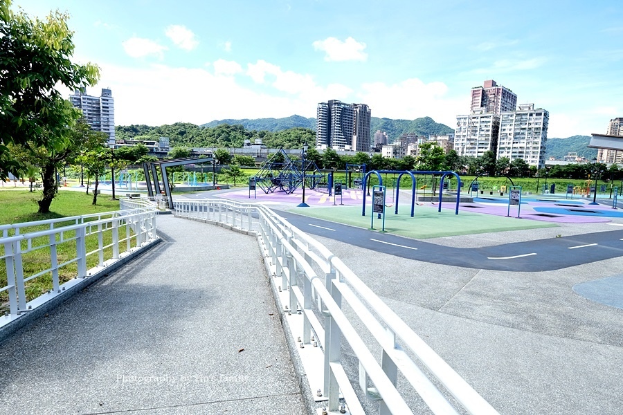 新北汐止星座公園遊戲場2.JPG