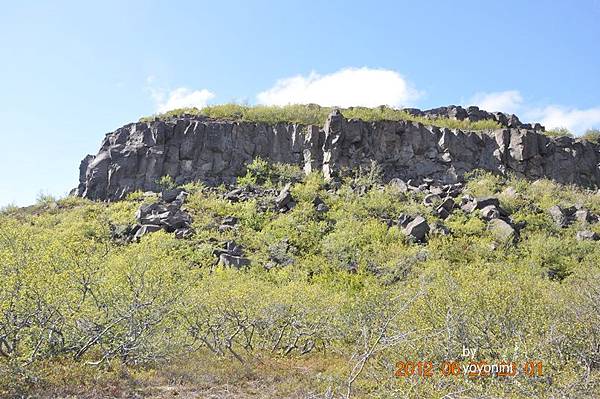 DSC_0748玄武熔岩上長出綠草草.JPG