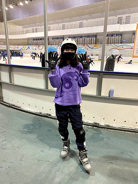 小巨蛋冰宮 台北室內景點推薦 親子行程、情侶約會行程 溜冰