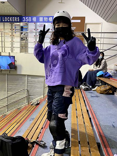 小巨蛋冰宮 台北室內景點推薦 親子行程、情侶約會行程 溜冰