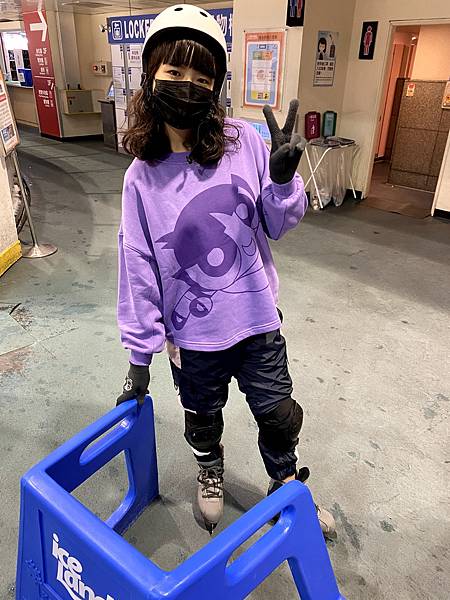 小巨蛋冰宮 台北室內景點推薦 親子行程、情侶約會行程 溜冰