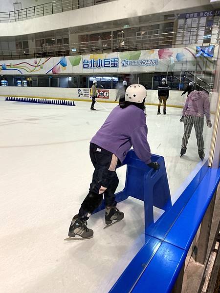 小巨蛋冰宮 台北室內景點推薦 親子行程、情侶約會行程 溜冰