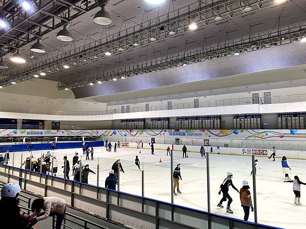 小巨蛋冰宮 台北室內景點推薦 親子行程、情侶約會行程 溜冰