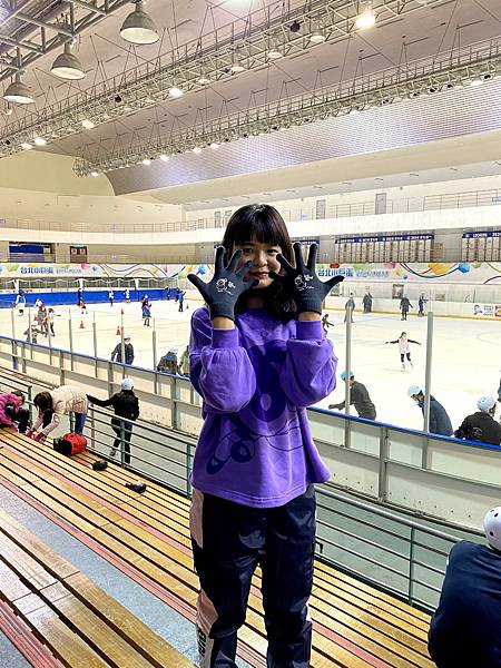 小巨蛋冰宮 台北室內景點推薦 親子行程、情侶約會行程 溜冰