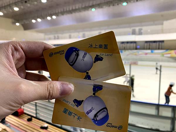 小巨蛋冰宮 台北室內景點推薦 親子行程、情侶約會行程 溜冰