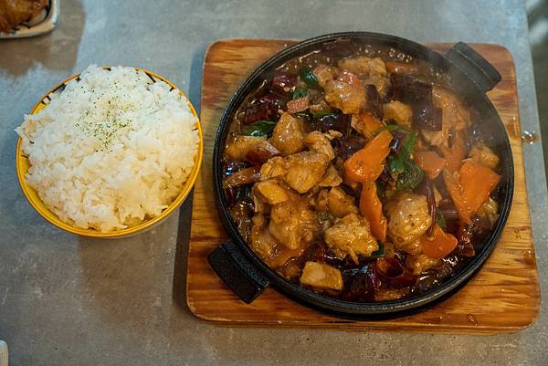 新竹東門市場 玩點名烤炸物丼飯專門店 必點 宮保雞丁飯超下飯 新竹東門市場 玩點名烤炸物丼飯專門店 必點 宮保雞丁飯超下飯