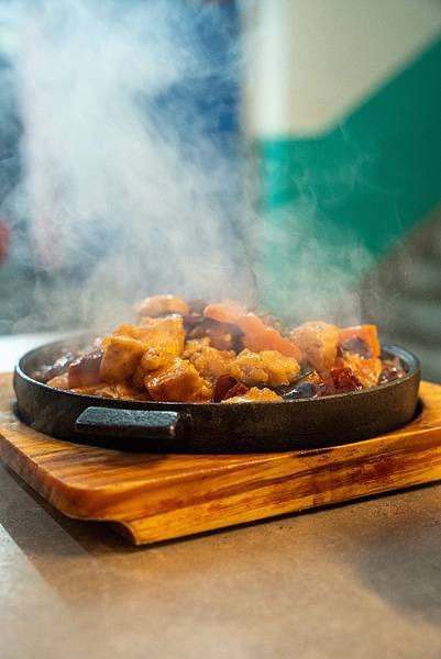 新竹東門市場 玩點名烤炸物丼飯專門店 必點 宮保雞丁飯超下飯 新竹東門市場 玩點名烤炸物丼飯專門店 必點 宮保雞丁飯超下飯