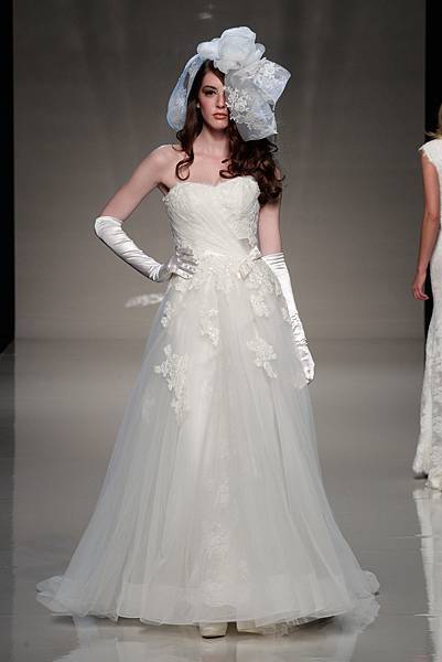 london-2013-wedding-dress-international-bridal-gowns-5
