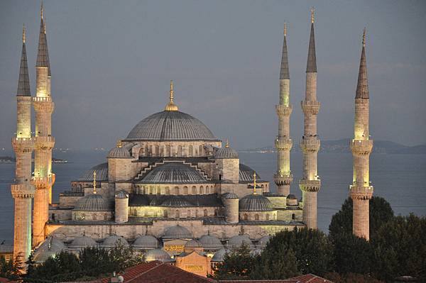 Sultan_Ahmed_Mosque-Blue_Mosque-at_dusk.jpg