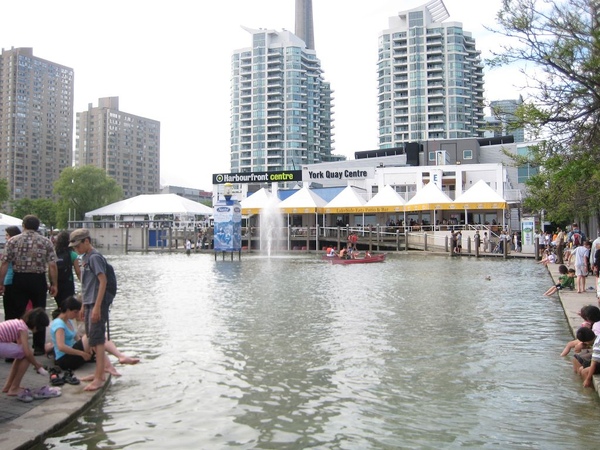 Harbourfront Centre (湖濱中心)