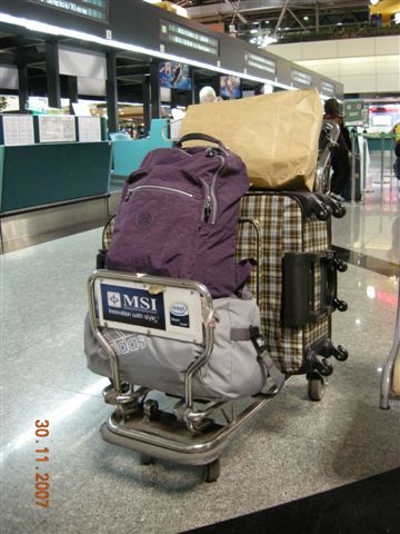 出發..行李很多.很重..