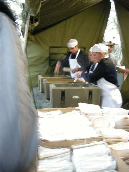 回家的路上有小軍營發早餐