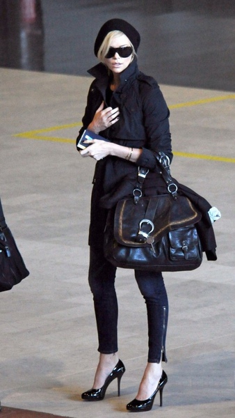 charlize-theron-delayed-flight-paris-02-576x1024.jpg