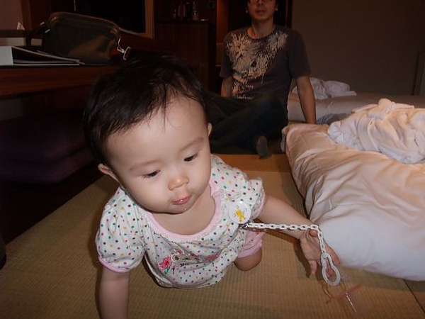 琁一進房間就到處晃
