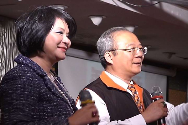 喻台生建築師事務所98年終尾牙旺年會 建築師賢伉儷 喻台生建築師 蔡碧雰總經理 Jpg Ytsarch 的相簿 痞客邦