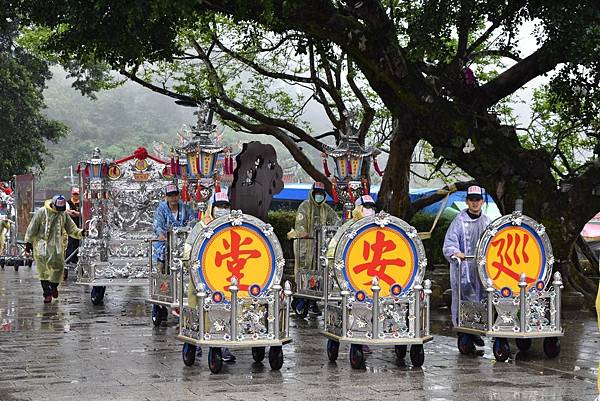 庚子年東山聖炎會 往 西螺福興宮 半天岩紫雲寺 東山碧軒寺 謁祖三載圓香