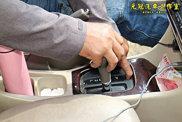 2000 TOYOTA PREMIO 2.0:車子無法排檔處 2000 TOYOTA PREMIO 2.0:車子無法排檔處