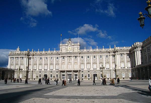 Exterior_of_the_Royal_Palace_of_Madrid,_general_view_from_courtyard