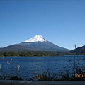 暫時停車拍照～本栖湖＋富士山實在是太美了！