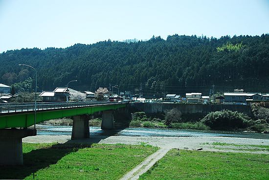 過了前方的橋，就是往吉野山上了