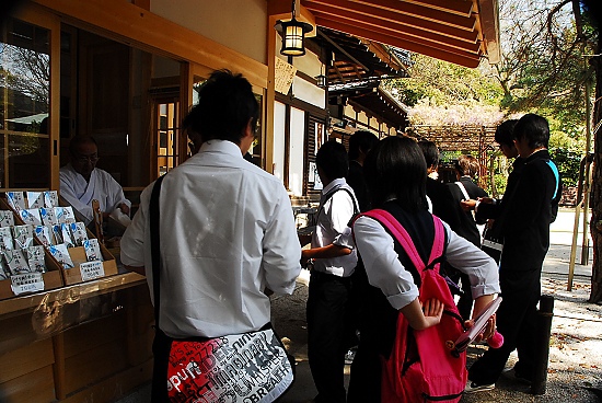 學生們喜愛的神社...大家都來買御守