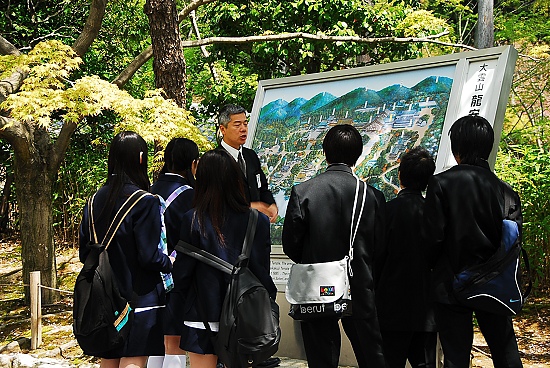 認真聽司機導遊介紹中