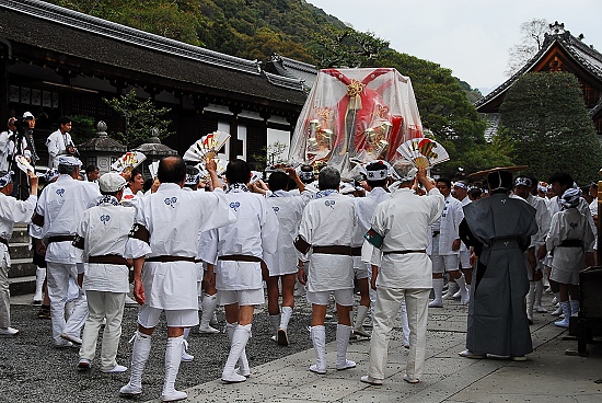 天空開始下起小雨，給神輿穿上雨衣