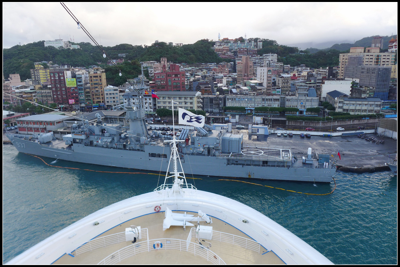 10.10 4基隆東岸碼頭寬度足可讓330公尺的船掉頭,還有足夠的空間看到軍艦~2NEW 10.10 4基隆東岸碼頭寬度足可讓330公尺的船掉頭,還有足夠的空間看到軍艦~2NEW
