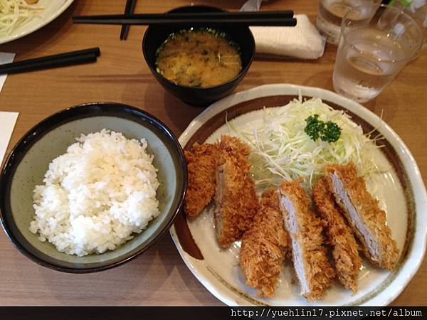 竹下通吃的中晚餐~炸豬排飯......好好吃唷