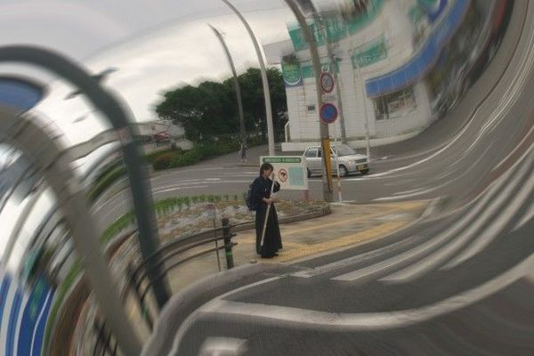 她一身勁裝,是我日本港口的女人