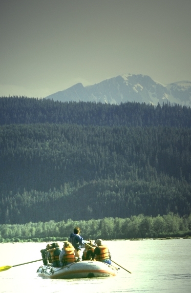 乘坐橡皮艇徜徉在「丘卡河道」（Chilkat Inlet）