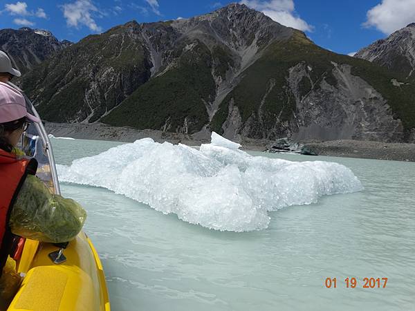 《紐西蘭南島》6 搭乘陸虎四驅車訪瓦納卡湖旁農場、乘冰河小艇