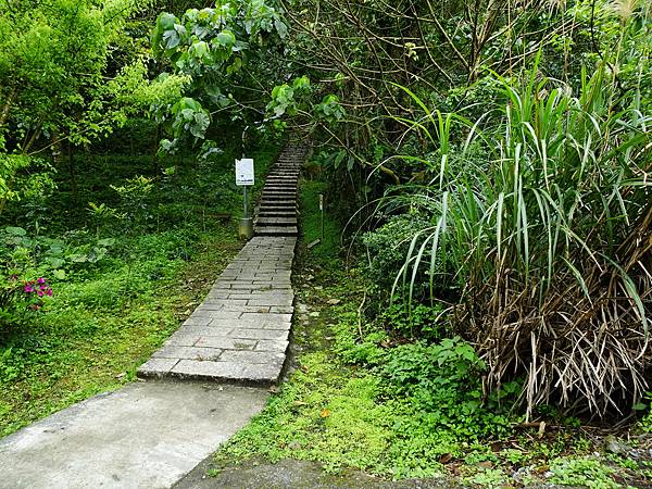 《台北市》六巨石~北星寶宮登山口，是條較輕鬆的路徑