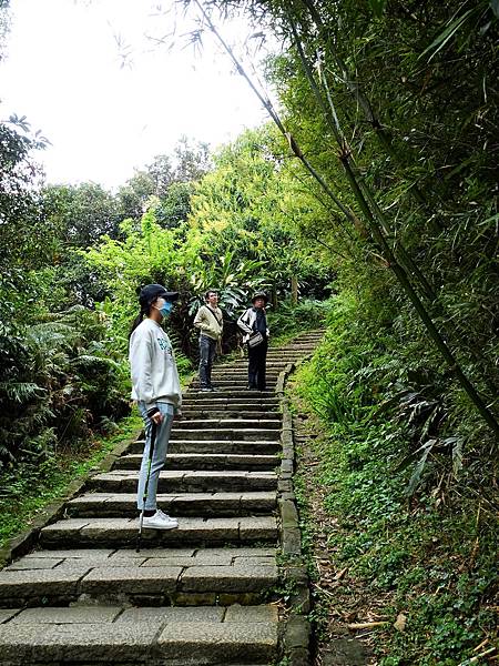 《台北市》六巨石~北星寶宮登山口，是條較輕鬆的路徑