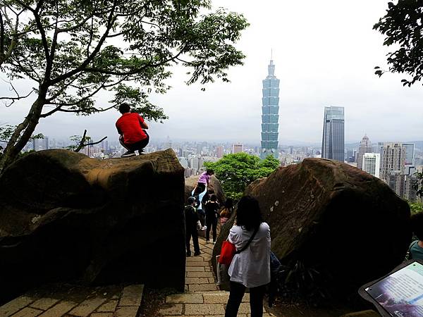 《台北市》六巨石~北星寶宮登山口，是條較輕鬆的路徑