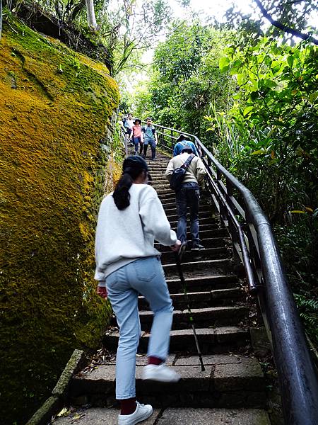 《台北市》六巨石~北星寶宮登山口，是條較輕鬆的路徑