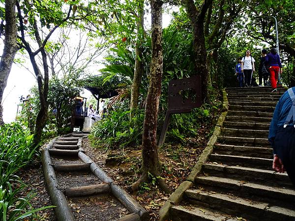 《台北市》六巨石~北星寶宮登山口，是條較輕鬆的路徑